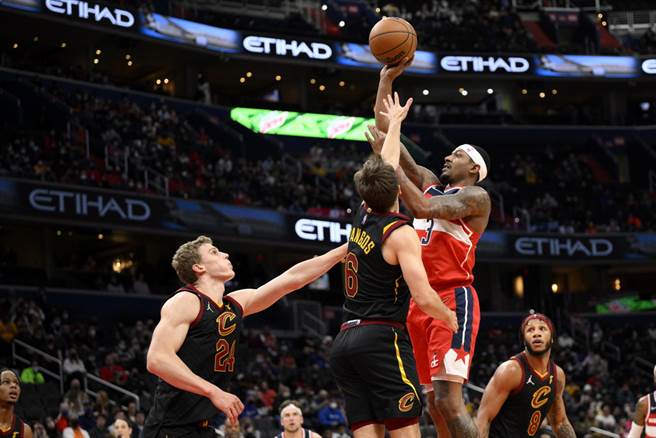 毕尔(右)才刚归队就摘29分、10助攻与6篮板。(美联社)