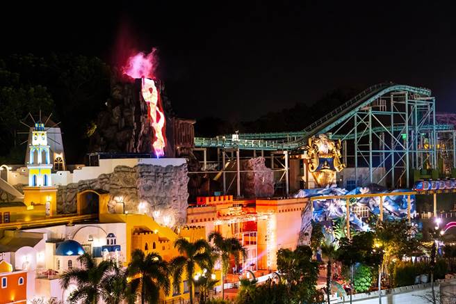 義大遊樂世界31日至2022年1月2日推出元旦夢想價第二人只要22元；下午4時30分入場星光票只要299。（義大提供／林瑞益高雄傳真）