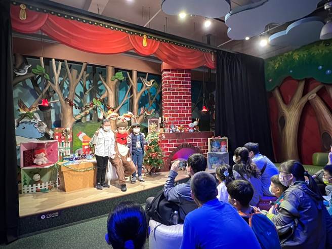 義大遊樂世界的表演節目精彩，吸引民眾觀看。（義大提供／林瑞益高雄傳真）