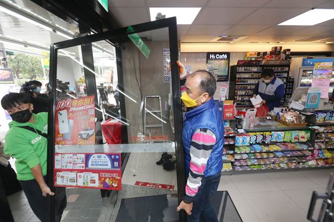 跨年夜信义区人潮汹涌，莱尔富超商31日将超商大门玻璃及冰箱门拆下，并加派人力支援。（图／记者杜宜谙摄影）