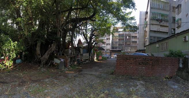 新北市板橋區三民路國有財產署的土地，長期被私人鐵皮屋占用；圖為活化前。（工務局提供）