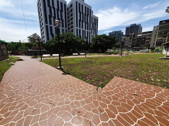 新北市板橋區三民路國有財產署的土地，長期被私人鐵皮屋占用；圖為活化後。（工務局提供）