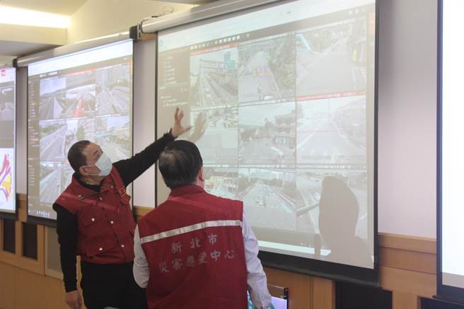 新北市长侯友宜到交控中心视察，并听取交通局长锺鸣时报告市境道路和国道路况。（陈慰慈摄）