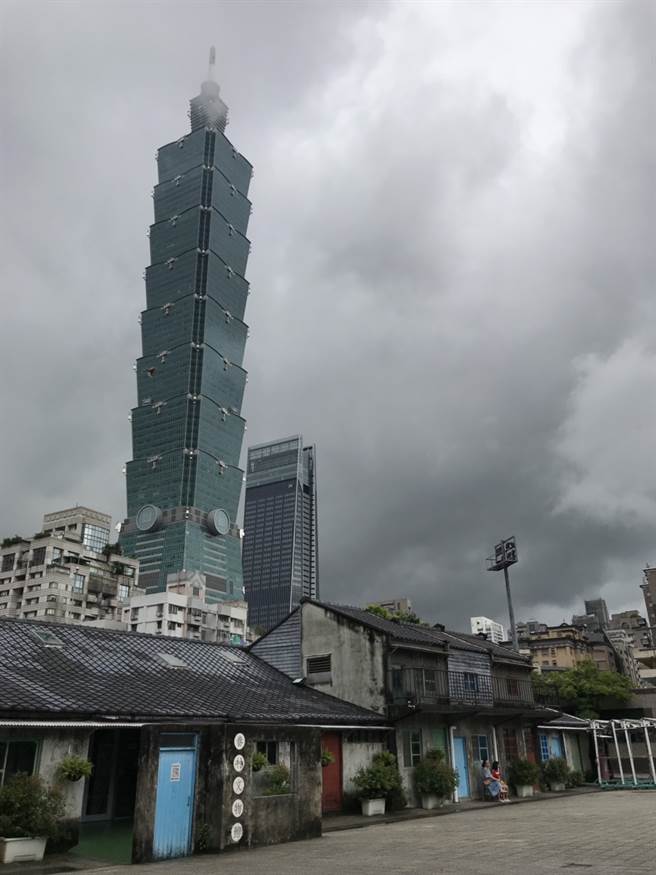 四四南村有多处空地可以观赏台北101烟火。（张潼摄）