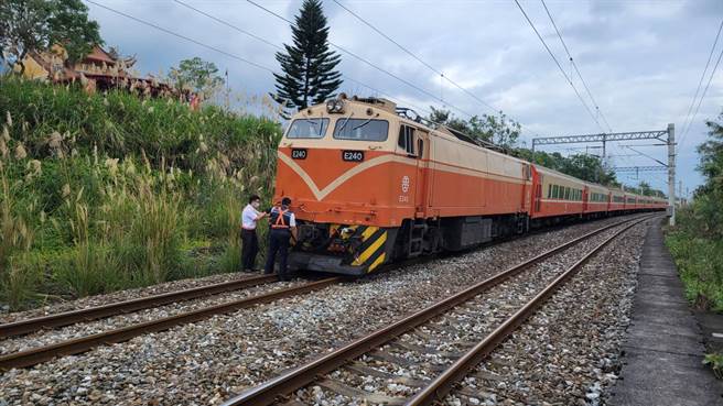 树林开往台东的82列次莒光号，上午10时36分许行驶至花莲寿丰至南平站间，突然发生机车故障。台铁初步了解，疑是散热用的鼓风机故障，司机员尝试现场排除，仍无法恢復动力。（民眾提供）