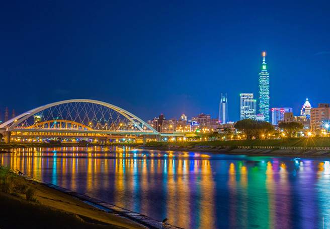 站在南港成功桥上，不仅可见101全貌，还可以拍摄烟火倒影。（台北市水利处提供）