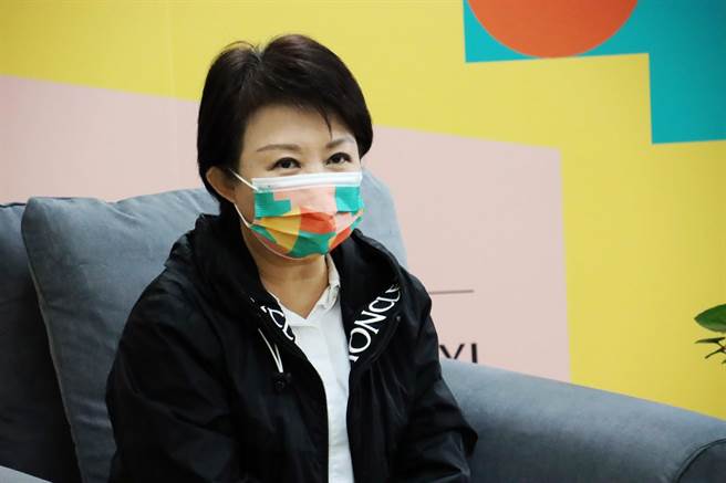 台中市长卢秀燕今到嘉义市参观2021台湾设计展，针对县市合併升格，卢秀燕认为中部应该优先。（吕妍庭摄）