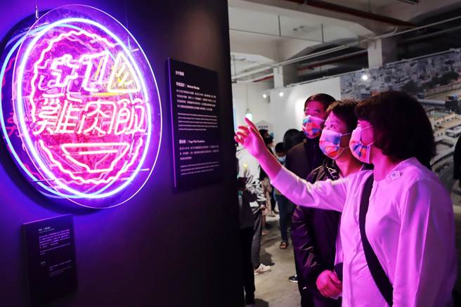 台中市长卢秀燕今到嘉义市参观2021台湾设计展，嘉义市长黄敏惠全程陪同。( 吕妍庭摄）