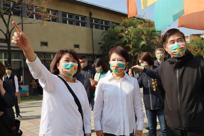 台中市长卢秀燕今到嘉义市参观2021台湾设计展，嘉义市长黄敏惠全程陪同。( 吕妍庭摄）