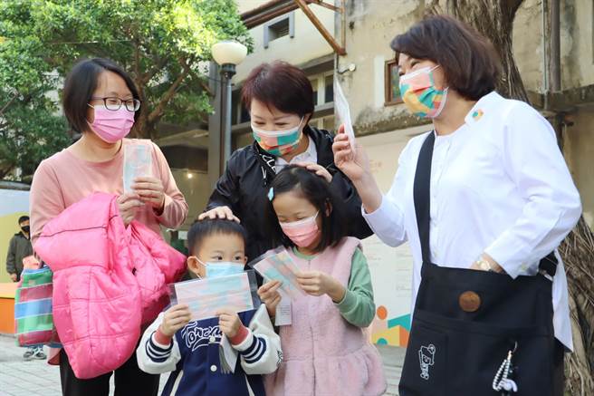 台中市长卢秀燕今到嘉义市参观2021台湾设计展，巧遇台中市民要求合影。( 吕妍庭摄）