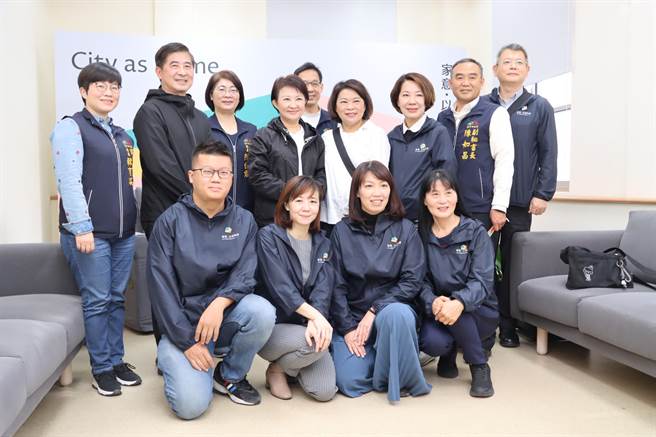 台中市长卢秀燕今率团到嘉义市参观2021台湾设计展，嘉义市政府团队热情款待。( 吕妍庭摄）