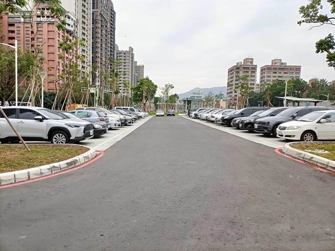 台铁地下化6处绿园道停车场完工启用，共计可停297辆自小客车。（高市交通局提供／石秀华高雄传真）