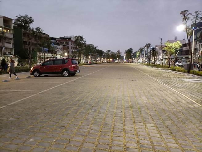 台铁地下化6处绿园道停车场即日起启用，小型車每30分钟收费15元。（高市交通局提供／石秀华高雄传真）