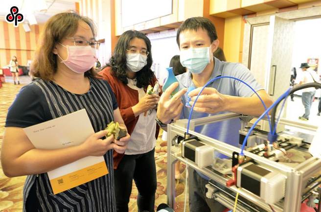 為提高疫苗接種率，中央流行疫情指揮中心要求1月1日起全國30類從業人員需完整接種2劑疫苗才能從業。（報系資料照）