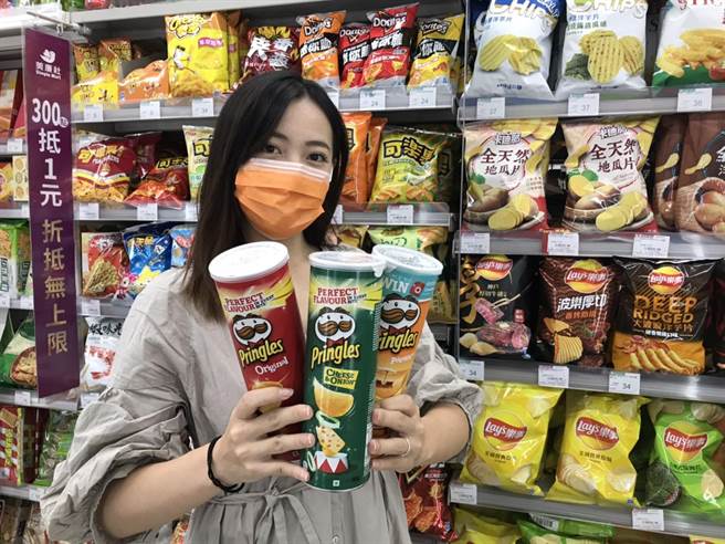 美廉社跨年结帐满399元再95折，抗涨区99元卫生纸加码5万串。（美廉社提供）