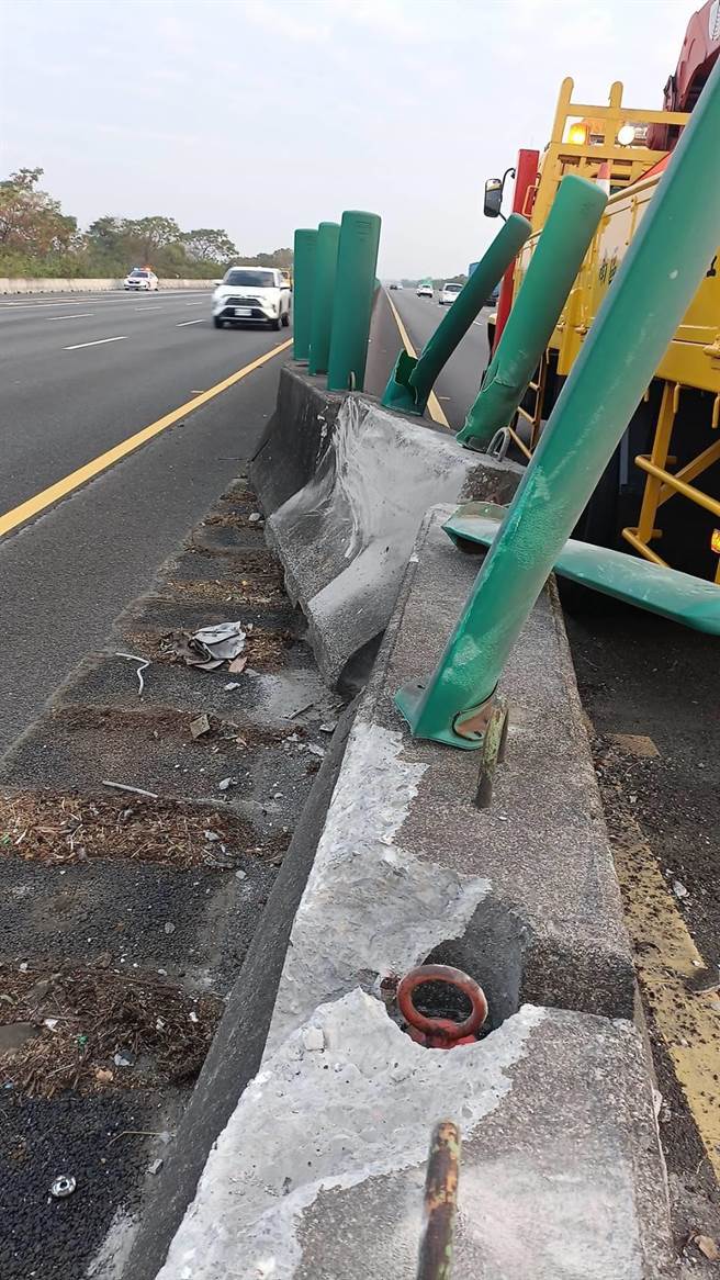 凌晨國1 南向大貨車追撞，4小客車遭波及(高公局提供／簡立欣台北傳真)