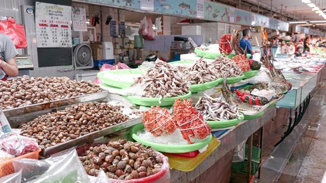 梧栖观光渔港适合享受现捞海鲜，还可乘坐观光渔船，来趟海洋亲水之旅。（台中市观旅局提供／王文吉台中传真）