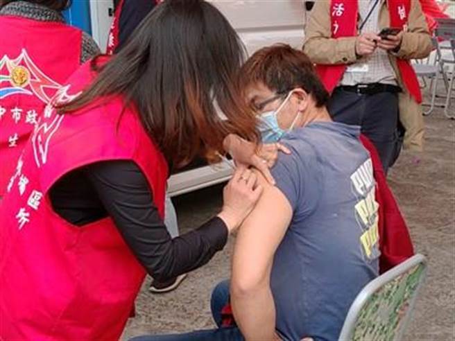 台中市政府推出市民限定首次接種贈送200元商品券活動，延長至2022年1月7日止。（台中市政府提供／張妍溱台中傳真）