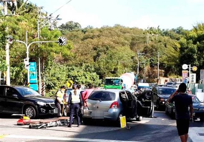 元旦连假首日，台东发生4车追撞，造成车流回堵。（民眾提供）