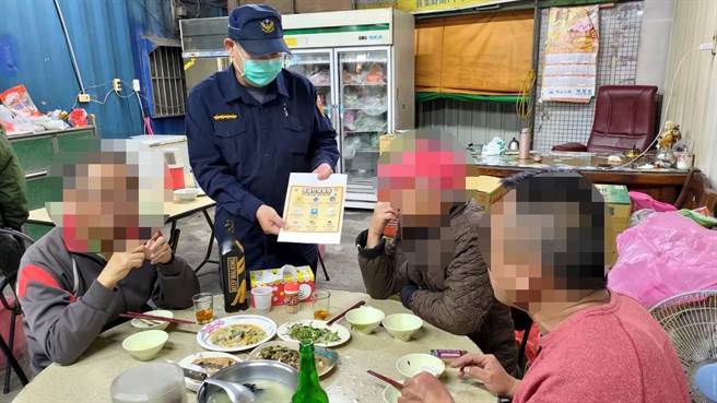 元旦连续假期聚餐、饮酒机会增加，台南市警察局善化分局于辖内餐厅举标语柔行劝导。（读者提供／刘秀芬台南传真）