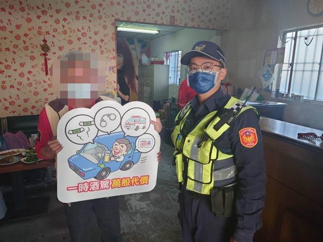 元旦连续假期聚餐、饮酒机会增加，台南市警察局善化分局于辖内餐厅举标语柔行劝导。（读者提供／刘秀芬台南传真）