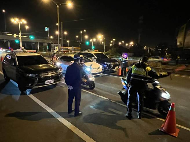 岁末年终聚餐机会增多，为防止酒驾案件发生，台南市警察局善化分局规画勤务取缔酒驾。（读者提供／刘秀芬台南传真）