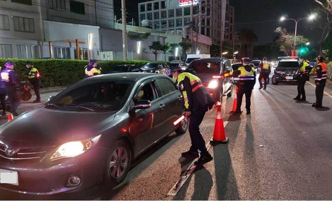 彰化县察局为了遏止酒驾歪风，宣示自今(31)日起至农历春节前每周五、六、日连续执行高强度「酒驾大执法」。（彰化县警察局提供／吴敏菁彰化传真）
