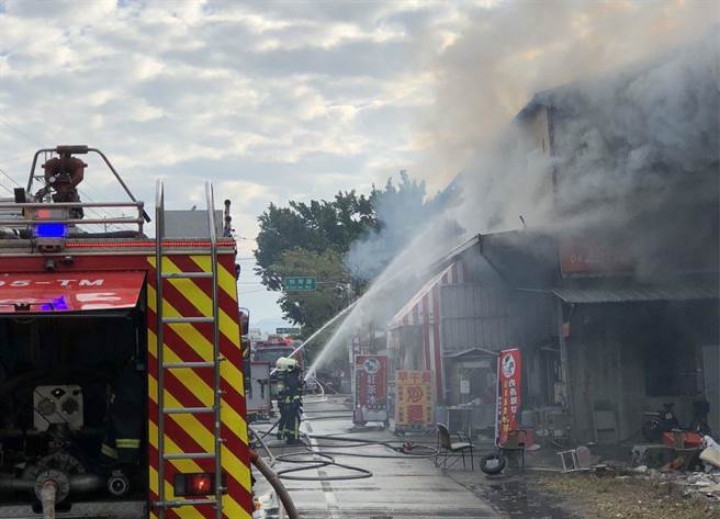 台中市神冈区移工宿舍大火，浓烟蔓延隔壁分租雅房，警消到场布设水线抢救。（台中市消防局提供／王文吉台中传真）