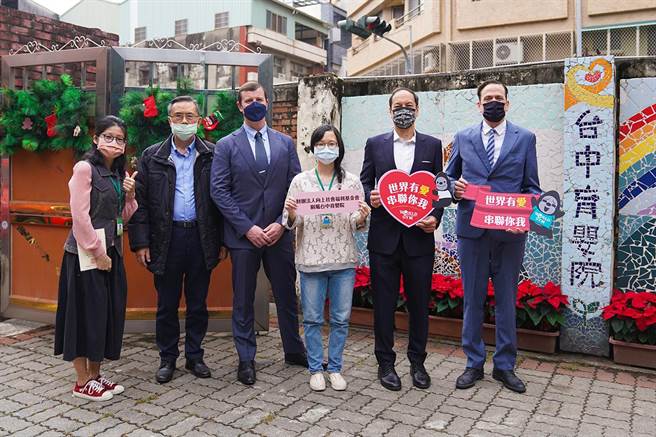 World Gym世界健身俱樂部贊助120萬元幫助台中育嬰院及惠明盲校。（World Gym提供／王文吉台中傳真）