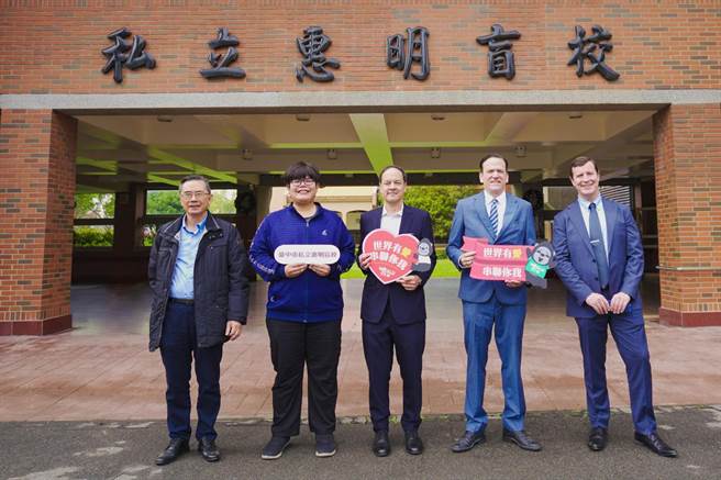 World Gym世界健身俱樂部贊助120萬元幫助台中育嬰院及惠明盲校。（World Gym提供／王文吉台中傳真）