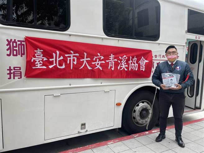 台北市议员参选人田方伦今(31)日配合捐血中心，媒合台北市救国团团委会、青溪协会等单位，在忠孝东路上的瑠公公园募集热血。(田方伦提供／李侑珊台北传真)