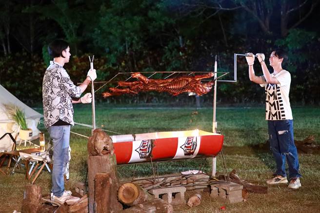 楊宇騰YU（左）、石知田幫忙翻烤乳豬。WeTV、結果娛樂提供