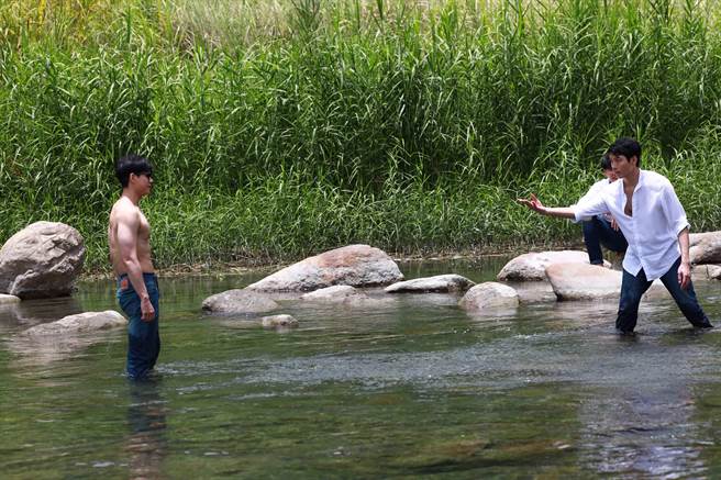 李齊（左）濕身興奮玩水，羅德弘（右）跟著下水玩開了。WeTV、結果娛樂提供