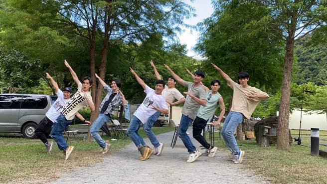 導演姜瑞智（左4）驚喜現身露營場，左起為影集攝影師瑞克、演員石知田、楊宇騰YU、羅德弘、張睿家、李齊、林子閎。WeTV、結果娛樂提供