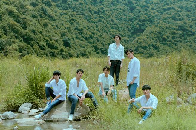 林子閎（左起）、羅德弘、石知田、楊宇騰YU、李齊、張睿家換上白襯衫、牛仔褲造型拍攝時尚大片。WeTV、結果娛樂提供