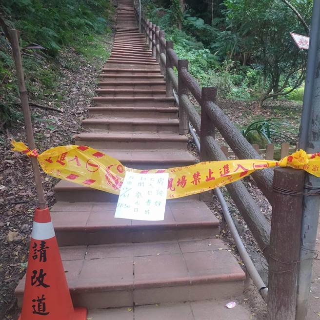 莺歌石登山步道发生2名民眾遭虎头蜂螫伤事件，步道暂时先封闭，预计17时撤除。（新北市议员苏泓钦提供）