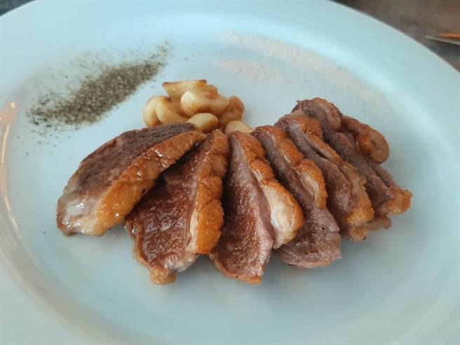 新光三越台北站前店「花开虎贵试手气 虎哩块肉美食抽抽乐」可抽漾红花-樱桃鸭胸。（新光三越提供）