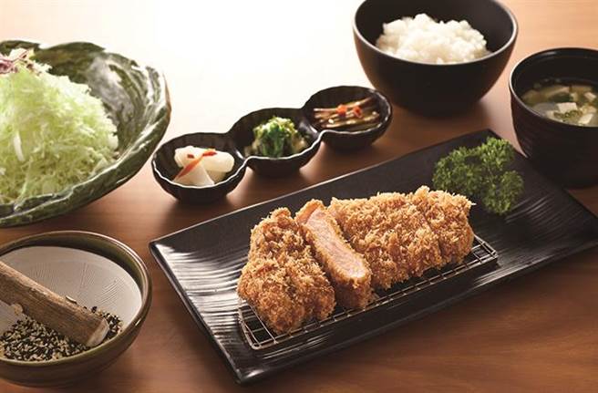 新光三越台北站前店「花开虎贵试手气 虎哩块肉美食抽抽乐」可抽胜博殿-里脊猪排套餐。（新光三越提供）