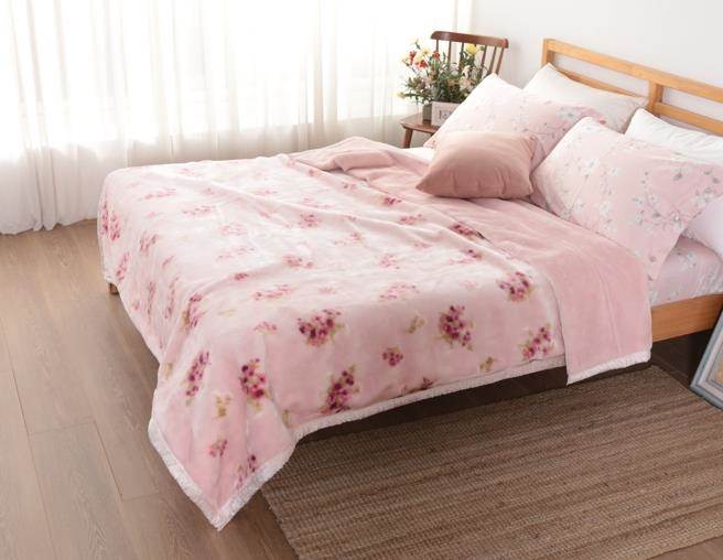 新光三越台北站前店京都西川日本原装新合纤双人毛毯，原价1万2000元、特价扣500点+9000元。（新光三越提供）