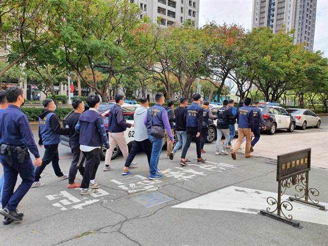 酒客台中夜店爆口角開打 警噴辣椒水壓制送辦。（盧金足傳真）