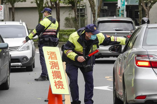 台北市警局南港分局交通大队在社区周边小路拦查酒驾，杜绝民眾绕路逃避拦检的侥幸心理。(黄子明摄)