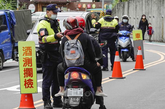 台北市员警在社区周边小路拦查酒驾，各种车辆都不放过。(黄子明摄)