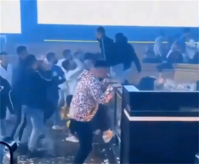 台中一間夜店31日凌晨爆發衝突，多人在店內亂鬥打架。（翻攝記者爆料網）