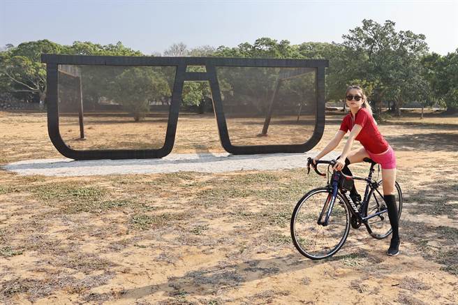 金门榕园新增一座高约2.6公尺，长与宽约7公尺的装置艺术「大墨镜」。（金门县林务所提供）