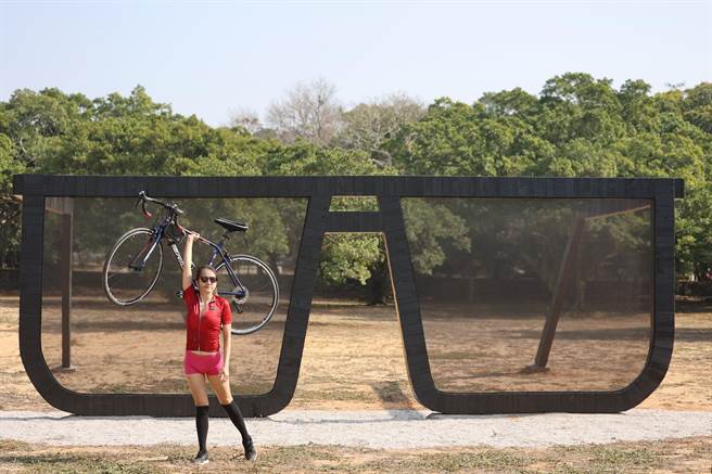 「大墨镜」提供凝视823炮战英雄俞大维，倾听大时代跫音的打卡新景点。（金门县林务所提供）