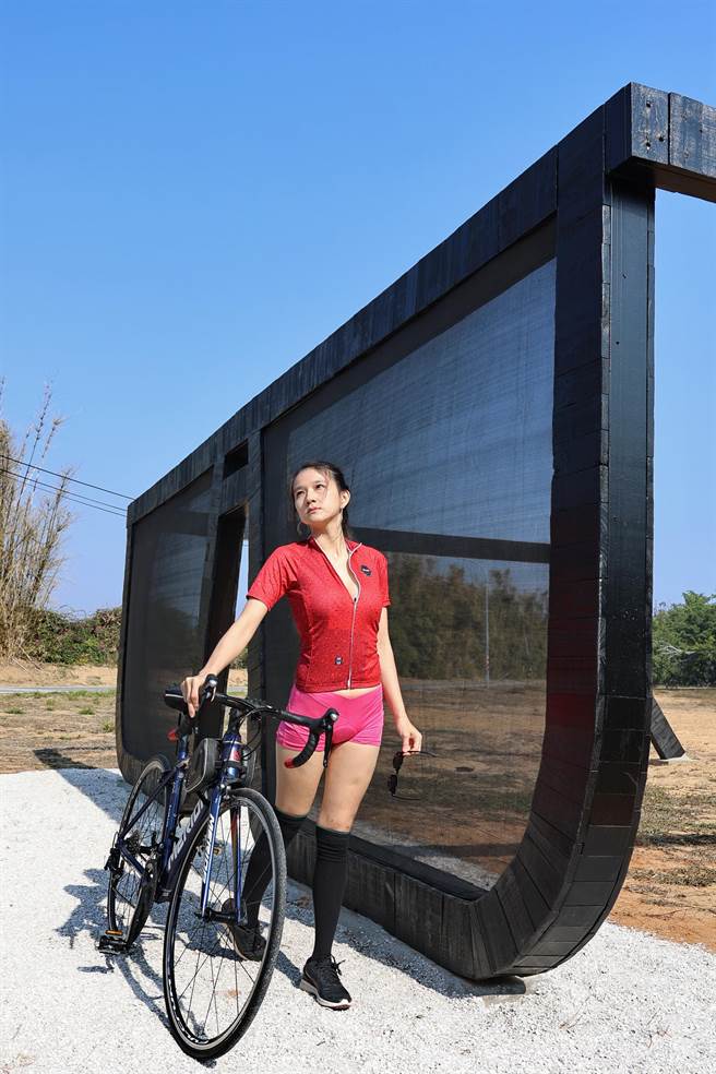 「大墨镜」高约2.6公尺，长与宽约7公尺。（金门县林务所提供）