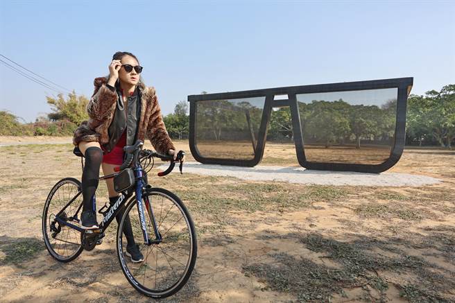 「大墨镜」成为榕园有趣的打卡新景点。（金门县林务所提供）