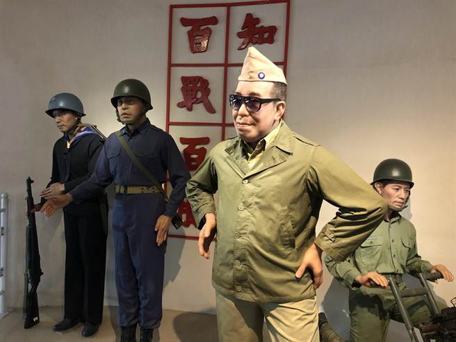 「大墨镜」以823炮战英雄俞大维为创作发想。（李金生摄）