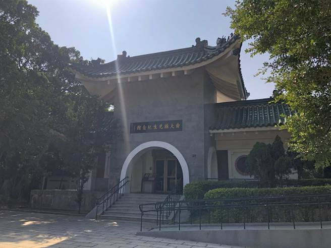 榕园园区的俞大维纪念馆设置于1994年，内部物品包括衣服、书藉、旧照片及个人歷程与军事功绩介绍，最特殊的展品还有当年脑部受炮击并残留弹壳碎片的X光片。（李金生摄）