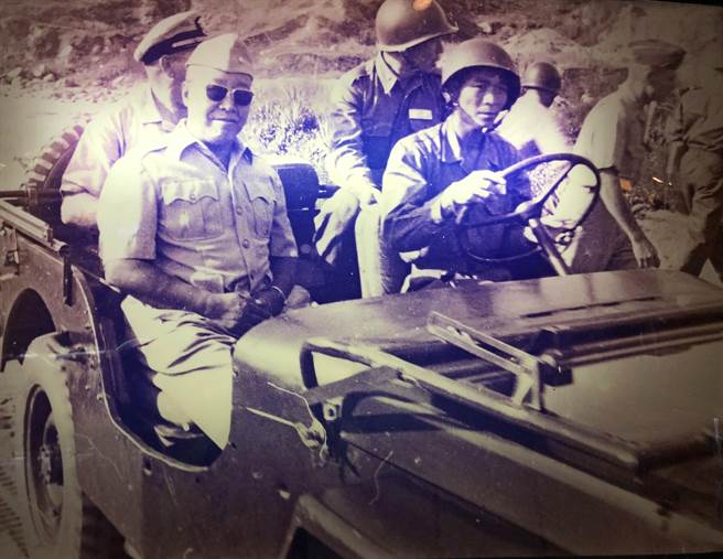 戴着大墨镜巡视金门战地的俞大维部长。（取材自俞大维纪念馆）